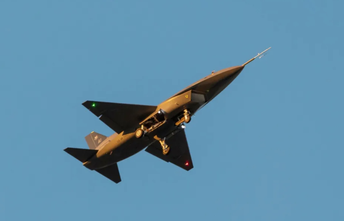 Винищувач-безпілотник YFQ-44A компанії Anduril у першому польоті. Жовтень 2025. Джерело: twz.com