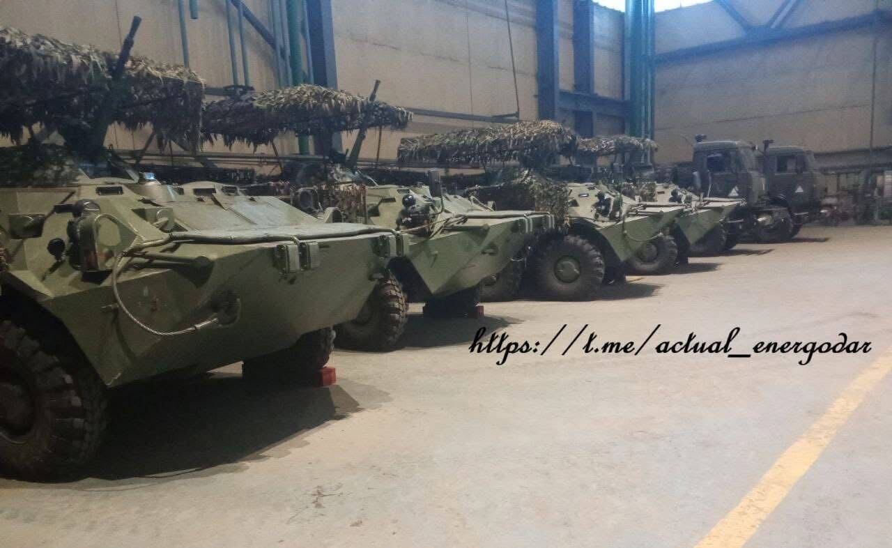 Російські бронетранспортери БТР-80 на території Запорізької атомної електростанції (ЗАЕС). Осінь 2025 року. Джерело: t.me/actual_energodar