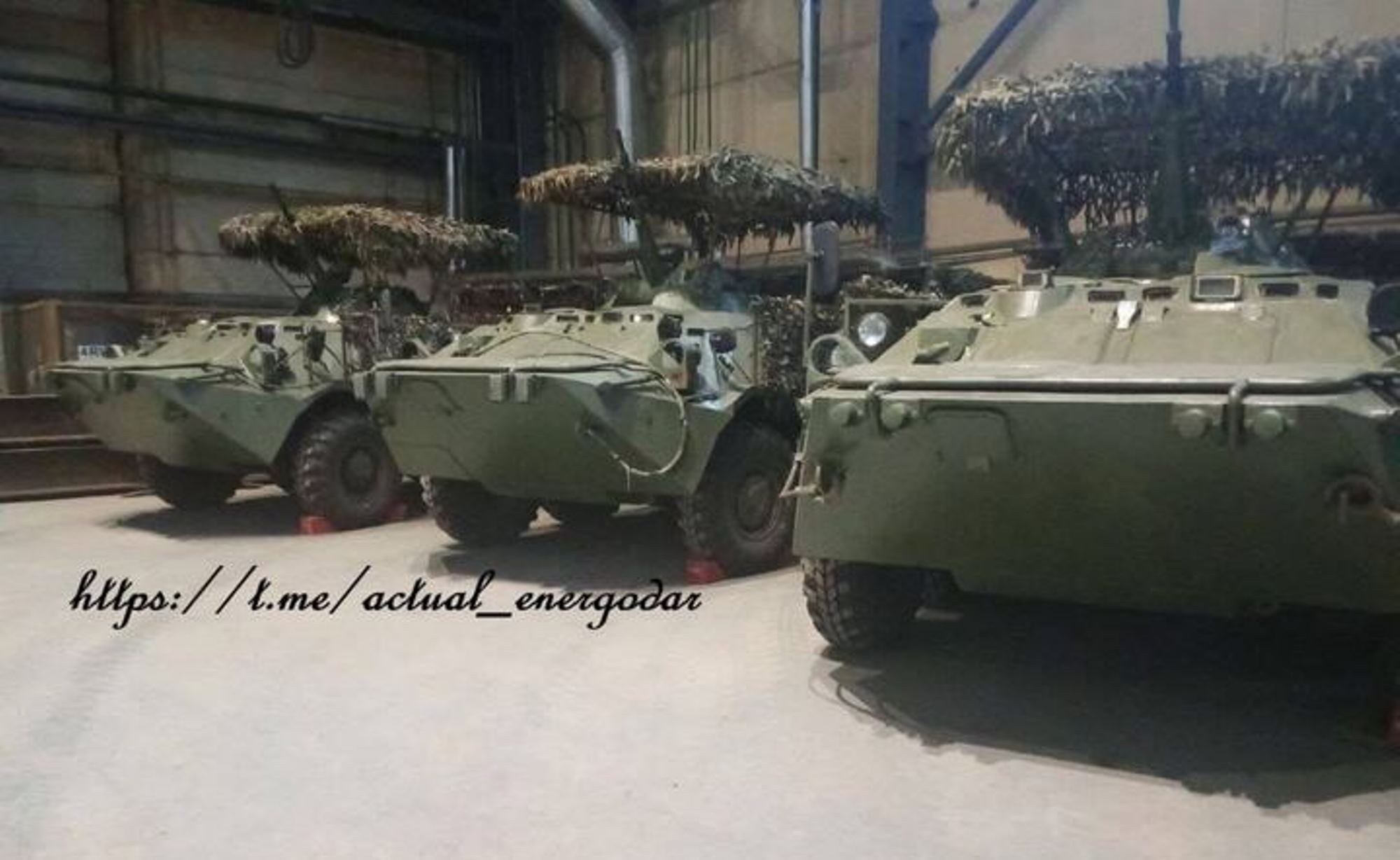 Російські бронетранспортери БТР-80 на території Запорізької атомної електростанції (ЗАЕС). Осінь 2025 року. Джерело: t.me/actual_energodar