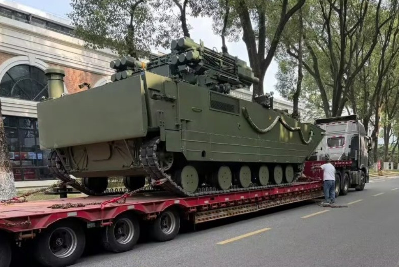 Chinese HQ-13 air defense system on the Type 05 chassis. 2025. Source: @sugar_wsnbn