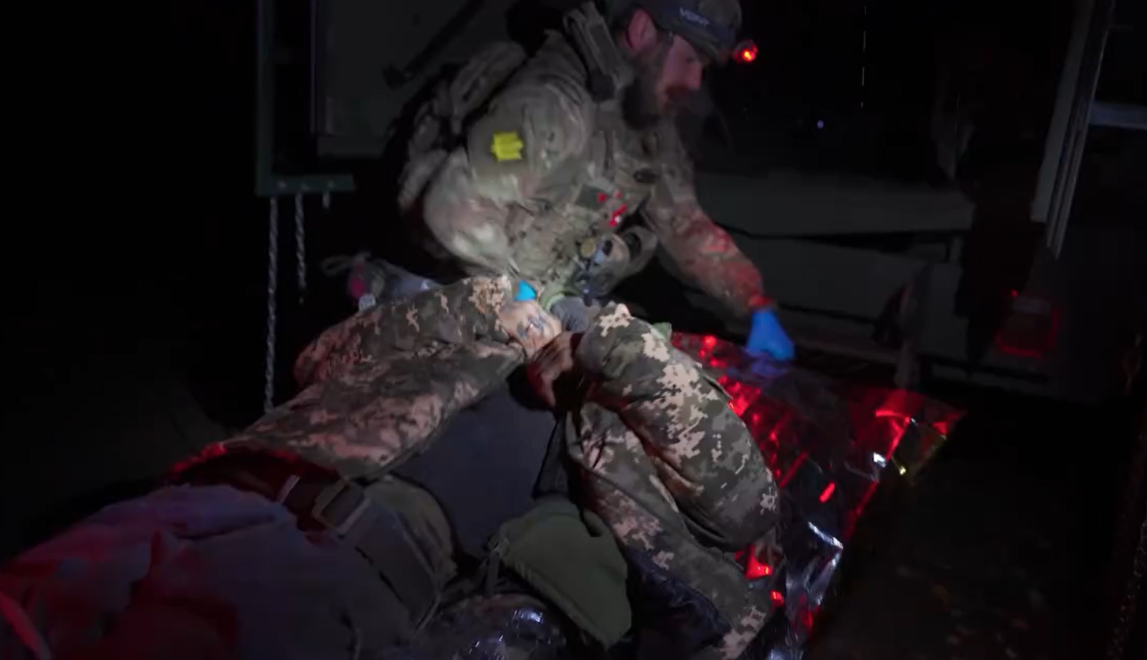 Доставлений боєць отримує першу медичну допомогу. Джерело: Перший окремий медичний батальйон