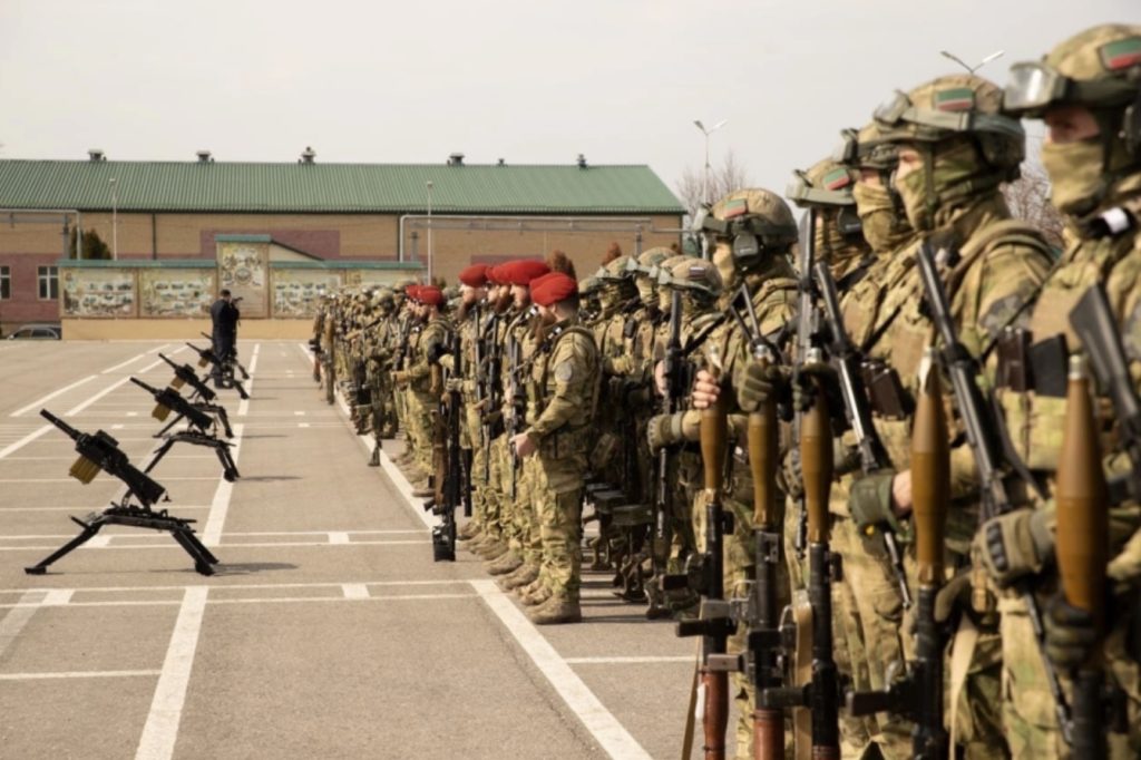 Бійці 141-го окремого спеціального мотострілецького полку «Ахмат-Північ» (полк «Север») в Грозному, Чечня. 2023 рік. Джерело: grozniy.bezformata.com
