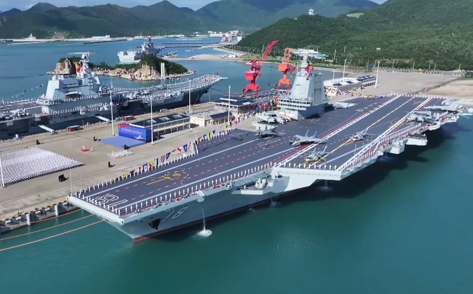 Флот Китаю ввів у стрій нового гіганта — авіаносець Fujian