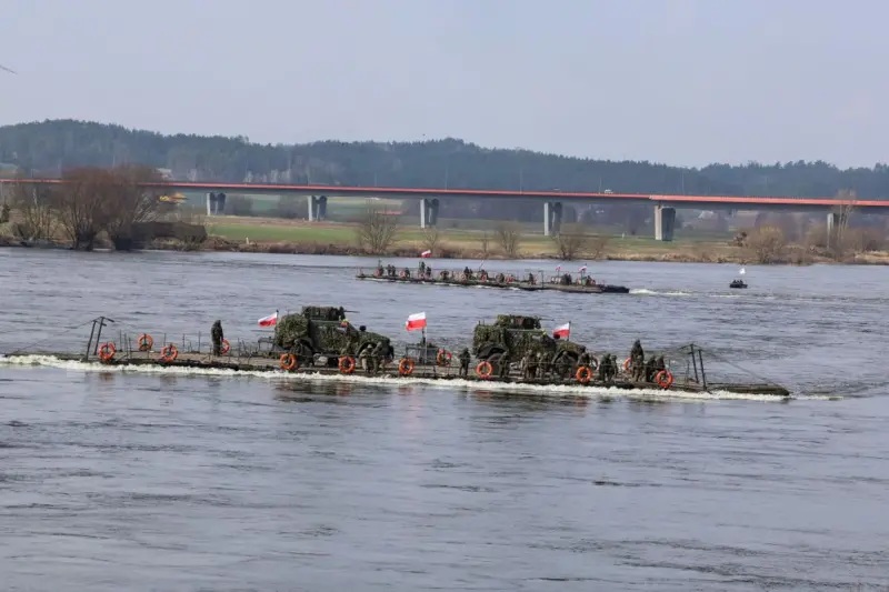 Польські військові відпрацьовують переправу бронетранспортерів "Rosomak" через річку Вісла на поромах під час навчань NATO Dragon-24, 4 березня 2024 року. Джерело: BBC News Україна