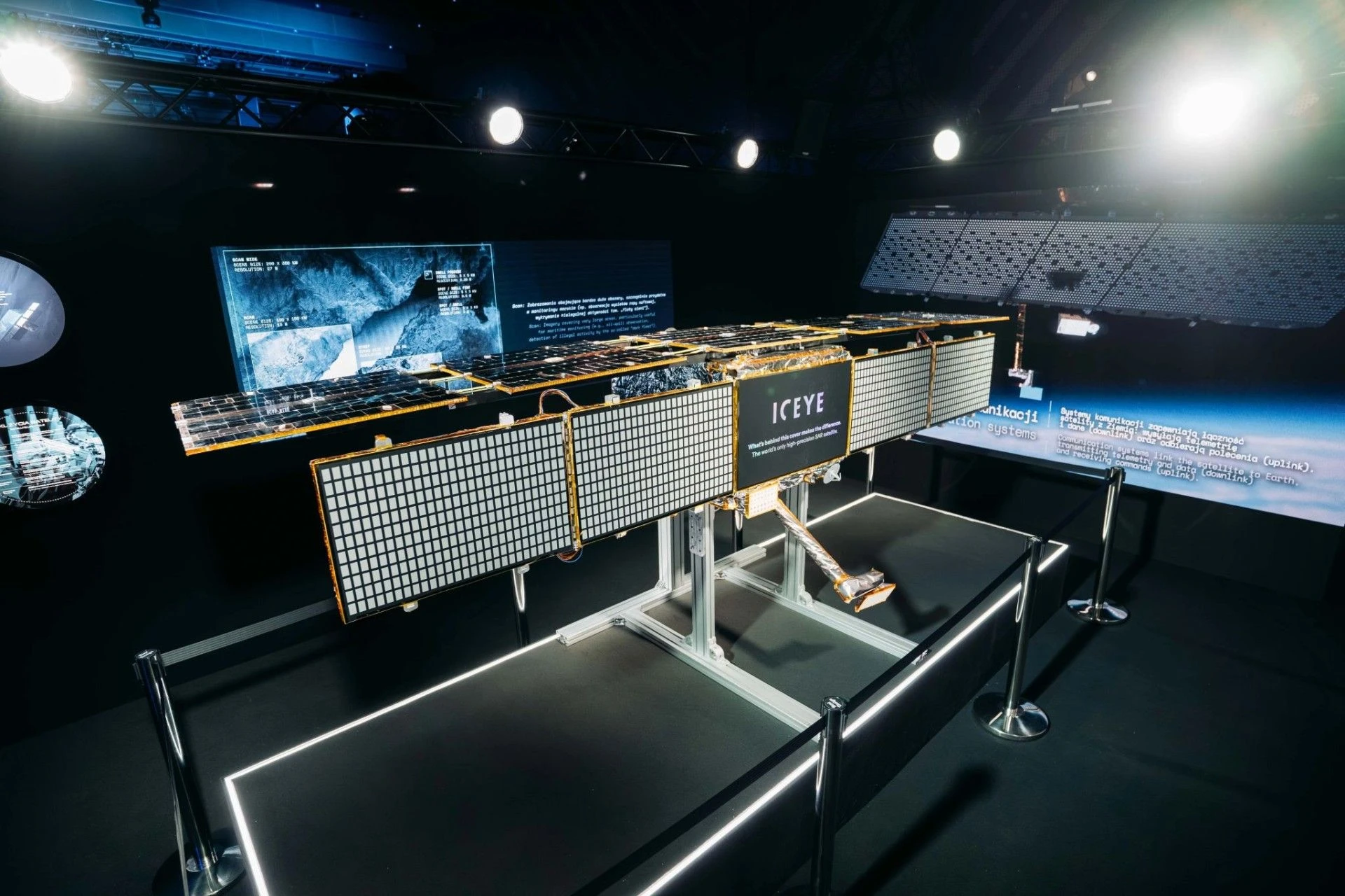 Макет супутника, розробленого ICEYE для польської армії. Фото: POLSA