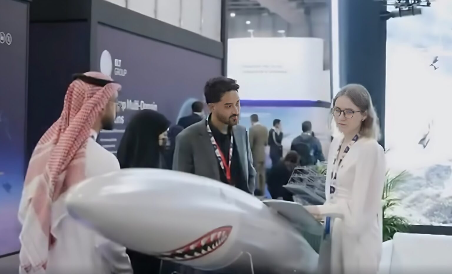 Персонал та представники презентації обговорюють конструкцію планера LCCM Mk2. Фото: E-System Solutions