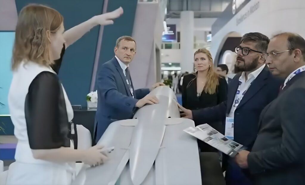 Персонал та представники презентації обговорюють конструкцію планера LCCM Mk2. Фото: E-System Solutions