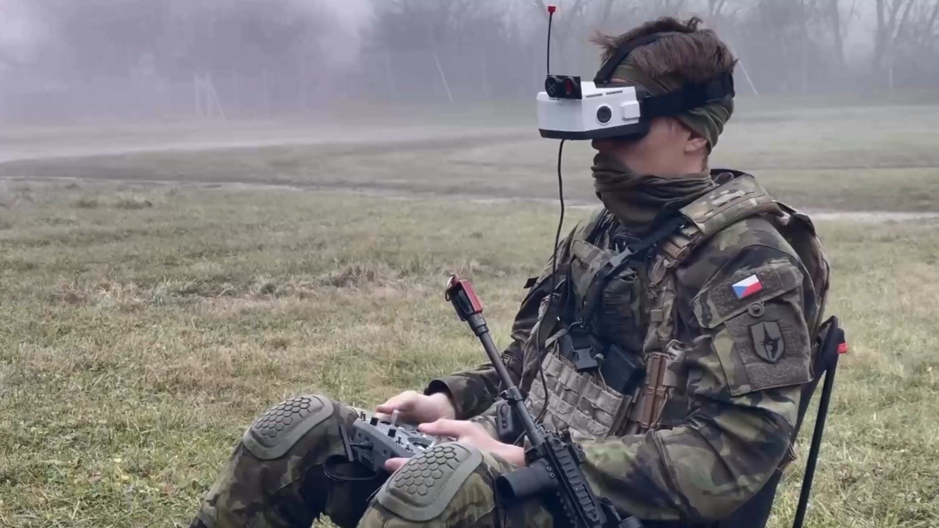 Чеський оператор FPV-дрона під час навчань. Листопад 2025. Джерело: 74. mechanizovaný prapor Bučovice "plk. Bohuslava Malečka"
