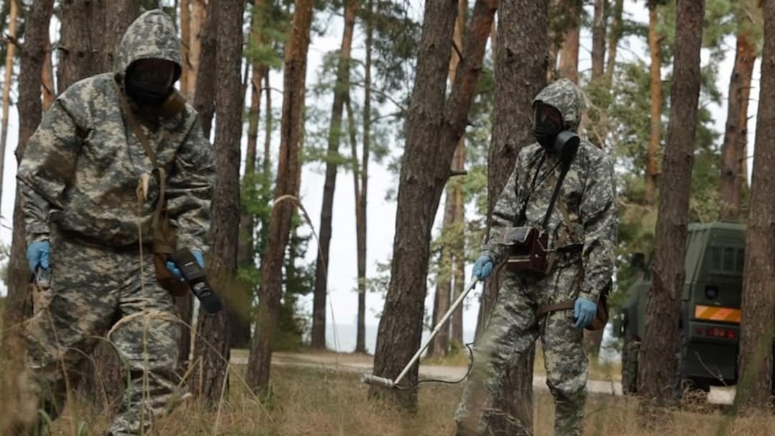 Військовослужбовці полку РХБЗ вимірюють радіаційний фон. Джерело: Максим Кравчук("Новинарня") і Командування Сил підтримки 