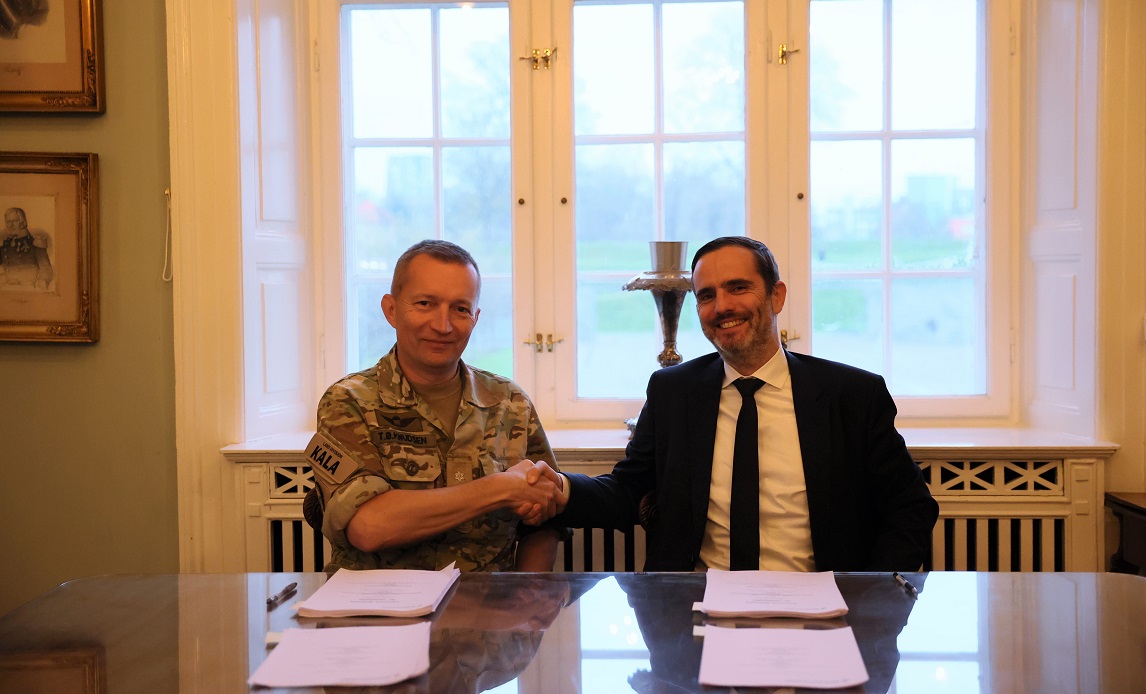 Colonel Thomas Øgendahl Knudsen, Head of FMI's Land Division, and Rheinmetall MAN Military Vehicles CEO, signed the new contract at Castellet in Copenhagen. Photo credits: FMI KOM