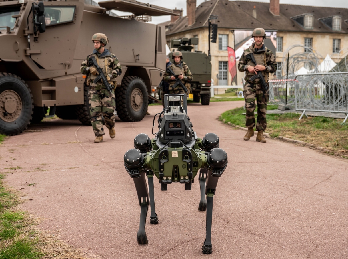 Французька армія залучила до навчань роботів-собак