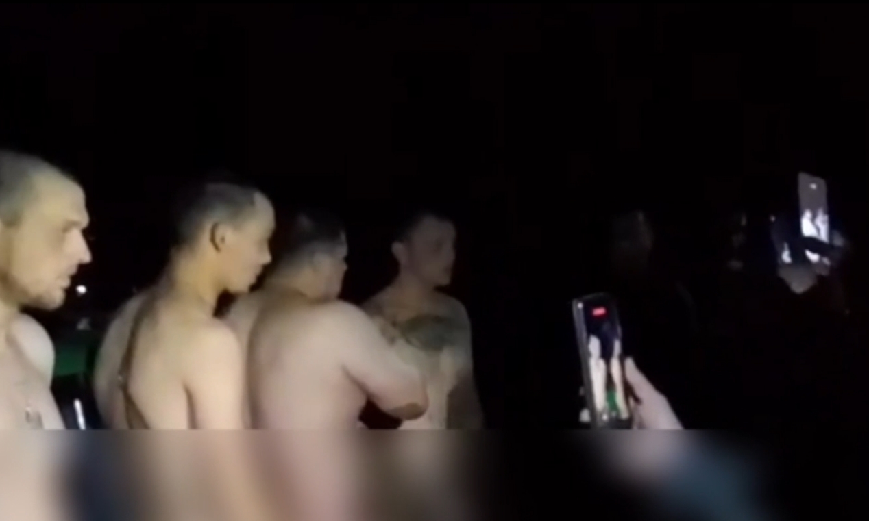 Роздягли, били й кинули в яму: Офіцери РФ жорстоко покарали солдат, що відмовилися виконувати наказ