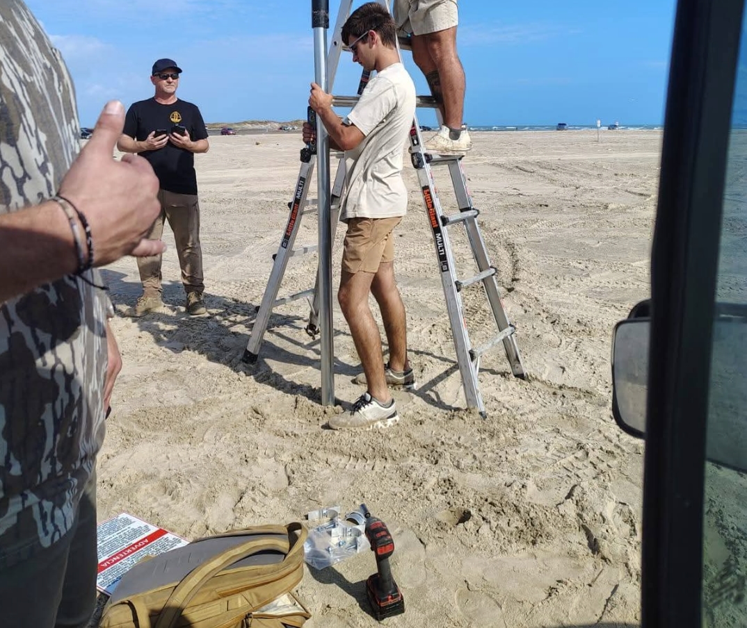 Американські підрядники встановлюють таблички Пентагону на території Мексики 17 листопада 2025 року. Мексика. Джерело: @MORRIS80766176