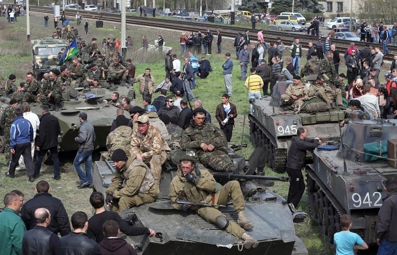 Типова картина початкового періоду АТО: бойова група 25-ї ОПДБр, заблокована цивільними. На фото помітні дві 2С9 (№№ 942 і 945), а також дві БМД-2, оддин БТР-Д і автомобіль ГАЗ-66