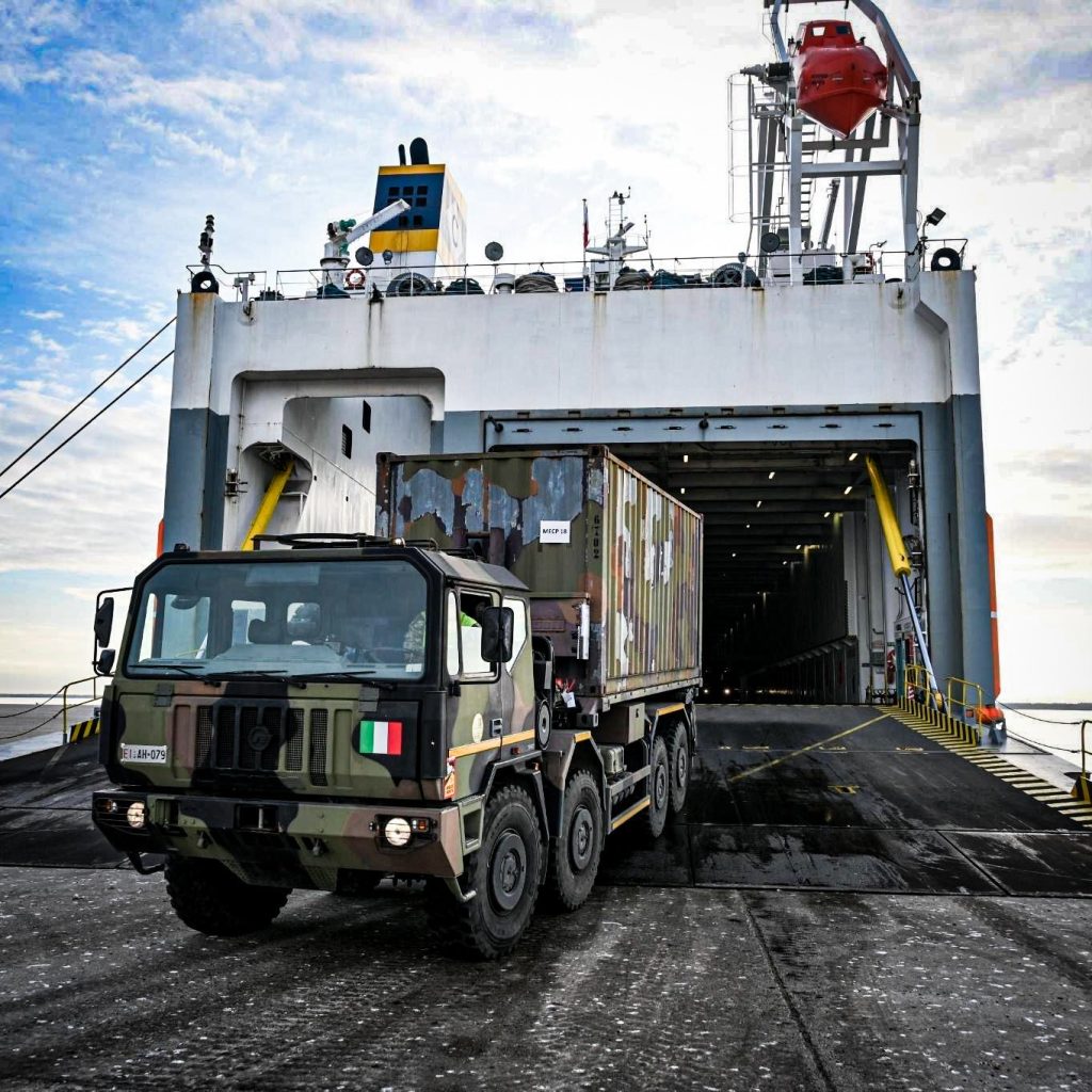 Вантажівка італійської армії зі складу логістичного підрозділу. Фото: НАТО.