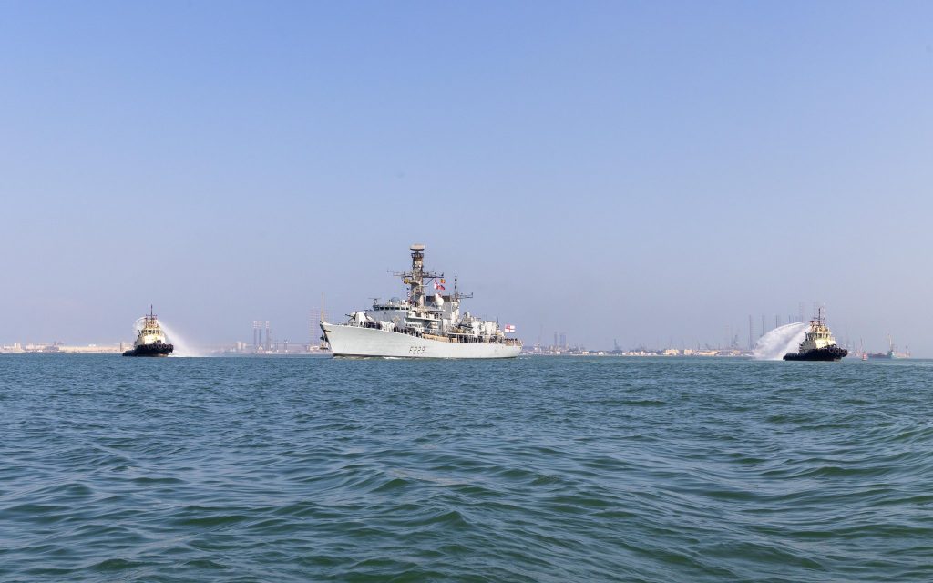 Фрегат HMS Lancaster заходить до Бахрейну для участі в офіційній церемонії виводу зі складу Королівського військово-морського флоту Великої Британії. Фото: Royal Navy