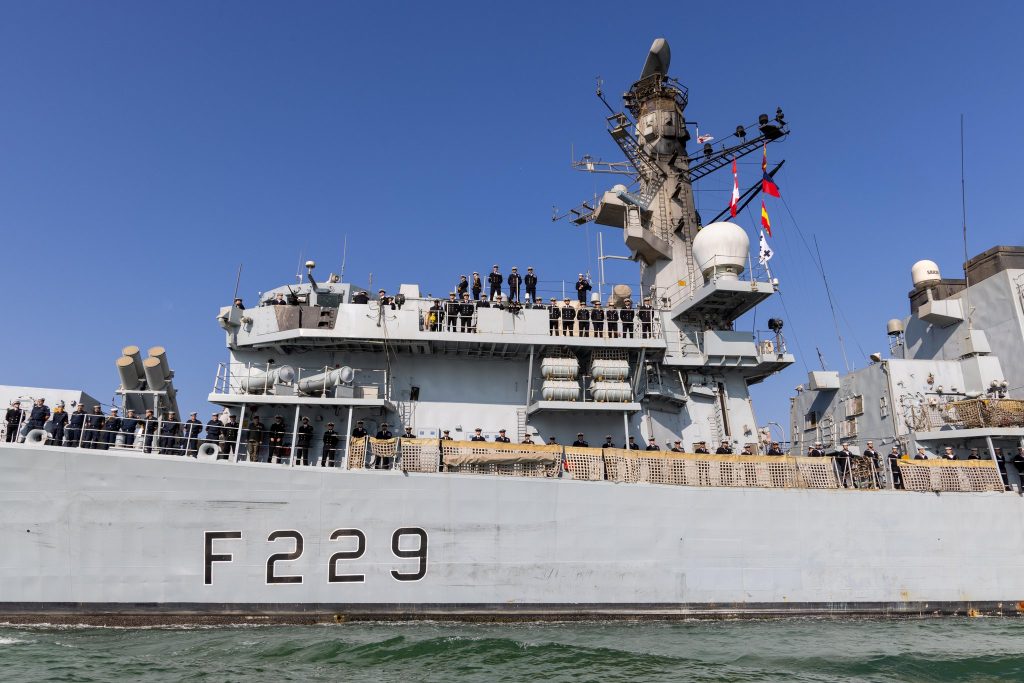 Фрегат HMS Lancaster заходить до Бахрейну для участі в офіційній церемонії виводу зі складу Королівського військово-морського флоту Великої Британії.Фото: Royal Navy