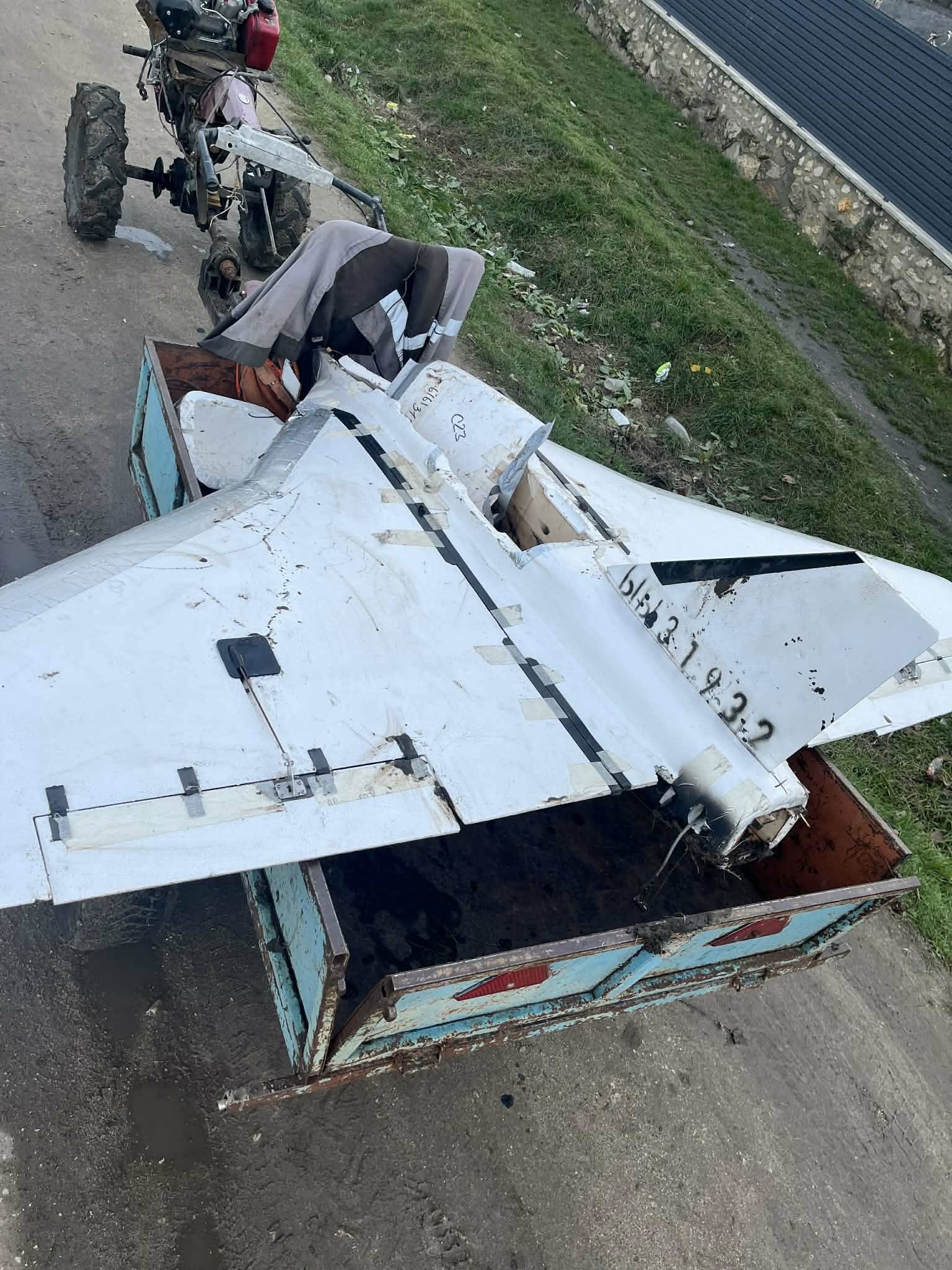 Мешканець селища в Республіці Молдова йде в поле і знаходить там російський дрон "Гербера". Джерело: Fb Олег Черней, очільник селища