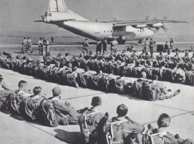 Підрозділи 6-ї ПДД перед завантаженням у літаки Ан-12