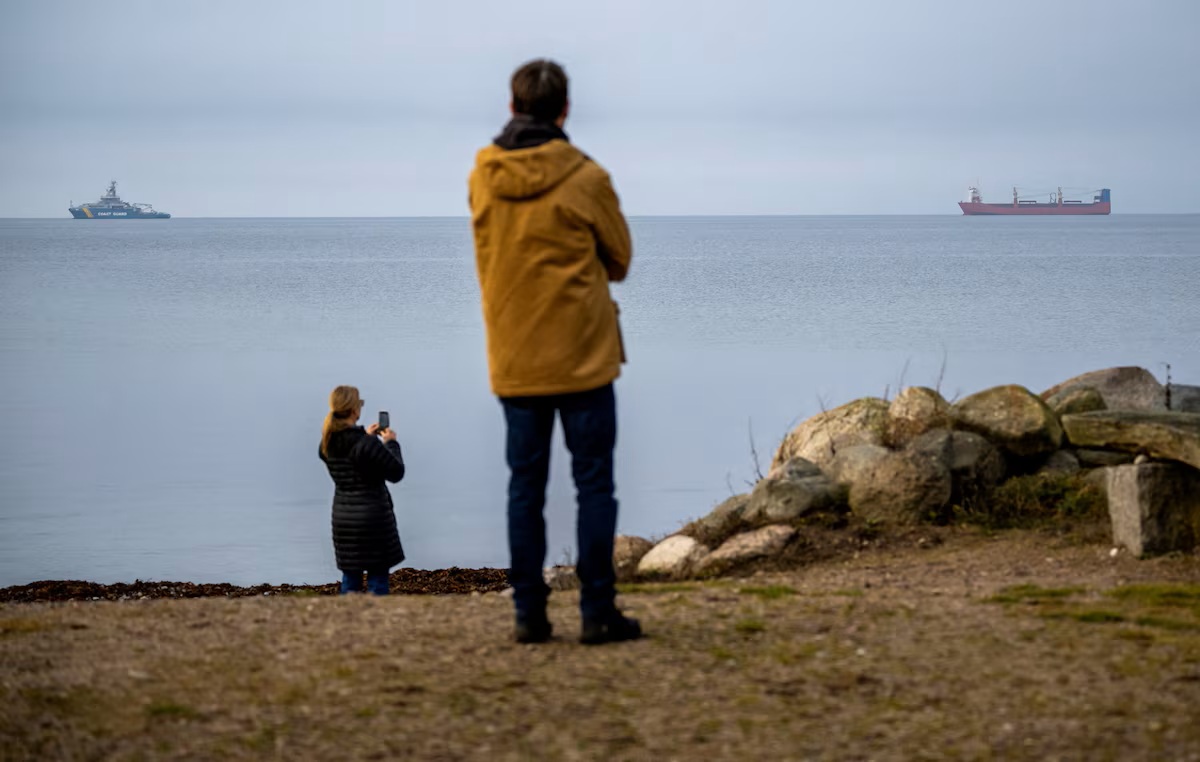 Російське судно «Адлер» у неділю стало на якір у шведських водах біля Нюхамнслаге на північ від Хоганаса після того, як 21 грудня 2025 року під час подорожі на північ через Ересунн, Швеція, у нього виникла поломка двигуна. Йохан Нільссон/TT News Agency/через REUTERS