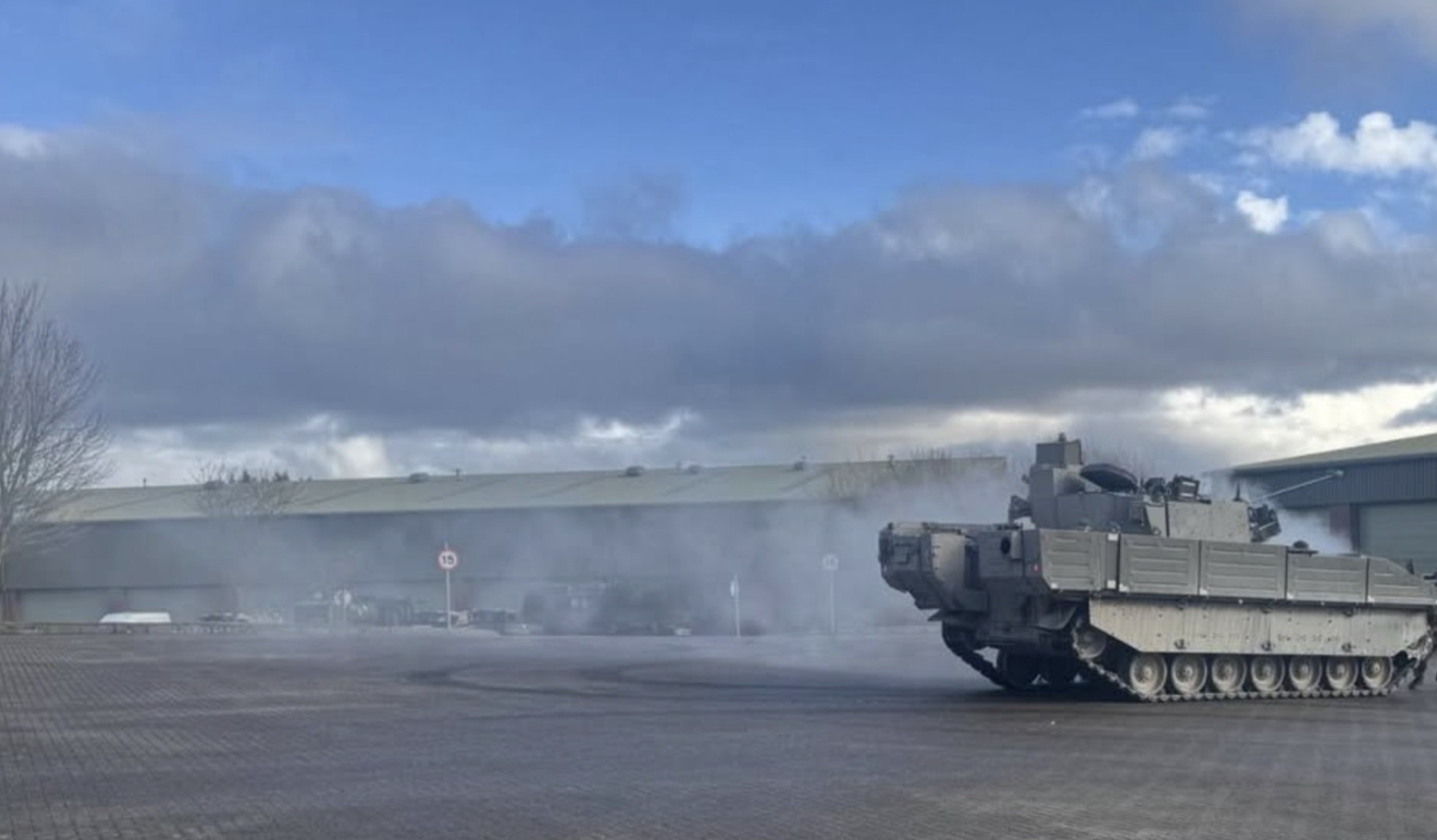 Задимлення у районі двигуна машини AJAX. Джерело: 
fill your boots