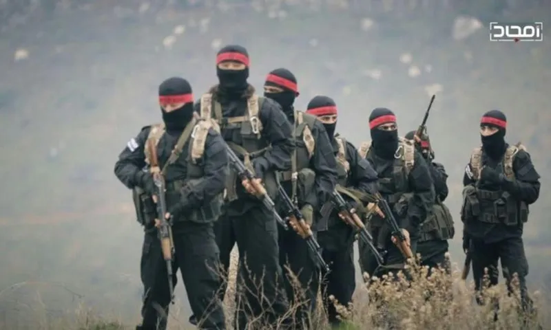 Бійці «червоних пов'язок» Хаят Тахрір аш-Шам. Фото з відкритих джерел