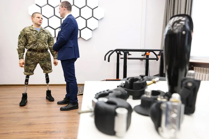 Bionic prostheses at the Unified Support Center for the participants of the “Special Military Operation” and their families. Photo credits: Artem Geodakyan TASS