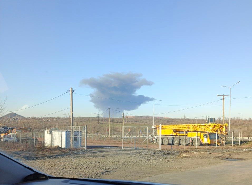 Дим у напрямку нафтопереробного заводу біля Новошахтинська. Фото: Ростов и Новости