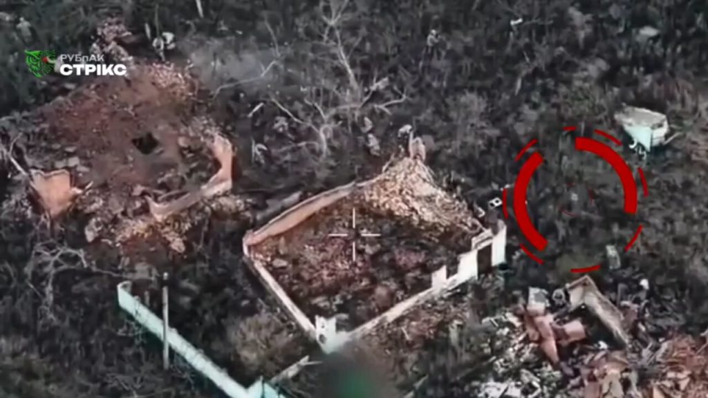 FPV дрон атакує російську піхоту в Сотницькому Козачку. Стоп-кадр з відео Стрікс