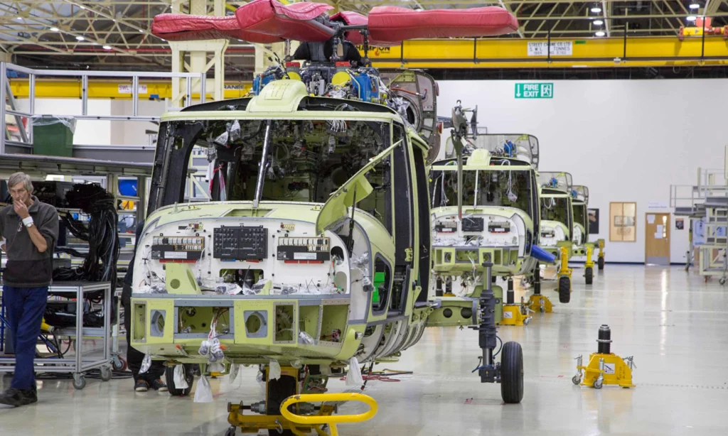 Гелікоптери AW159 Wildcat переміщуються на наступний етап збірки в Йовілі. Фото Саймона Прайора.