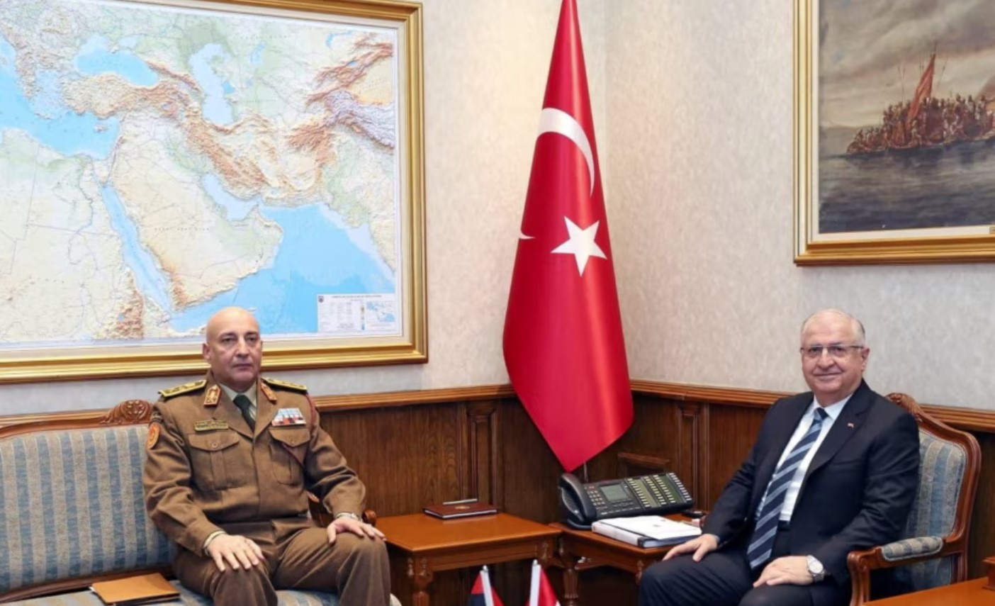 Генерал аль-Хаддад (ліворуч) із міністром оборони Туреччини в Анкарі 23 грудня. Джерело: Reuters
