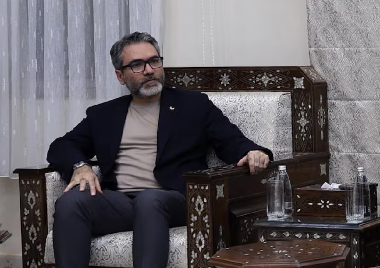 Халед аль-Ахмад під час зустрічі з міністром оборони Сирії у травні. Колишній представник Асада перейшов на бік після того, як диктатор повстав проти нього. Джерело Міністерство оборони Сирії через Facebook