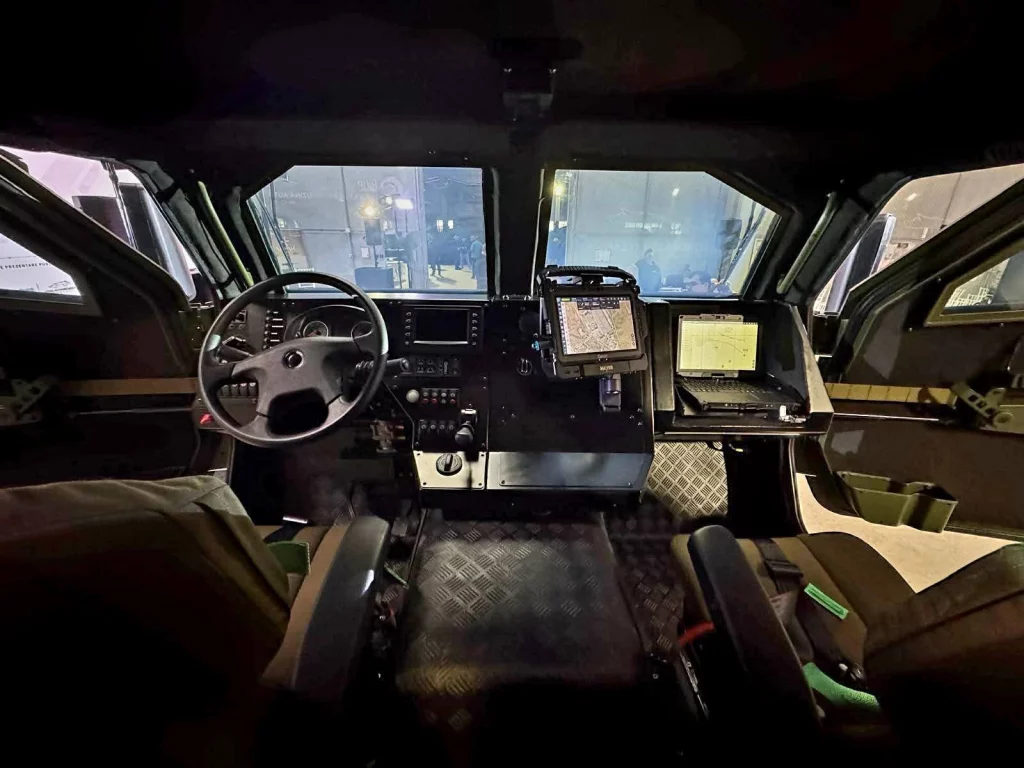 Кабіна румунської бронемашини VLAH. Фото Stefan Radu Oprea