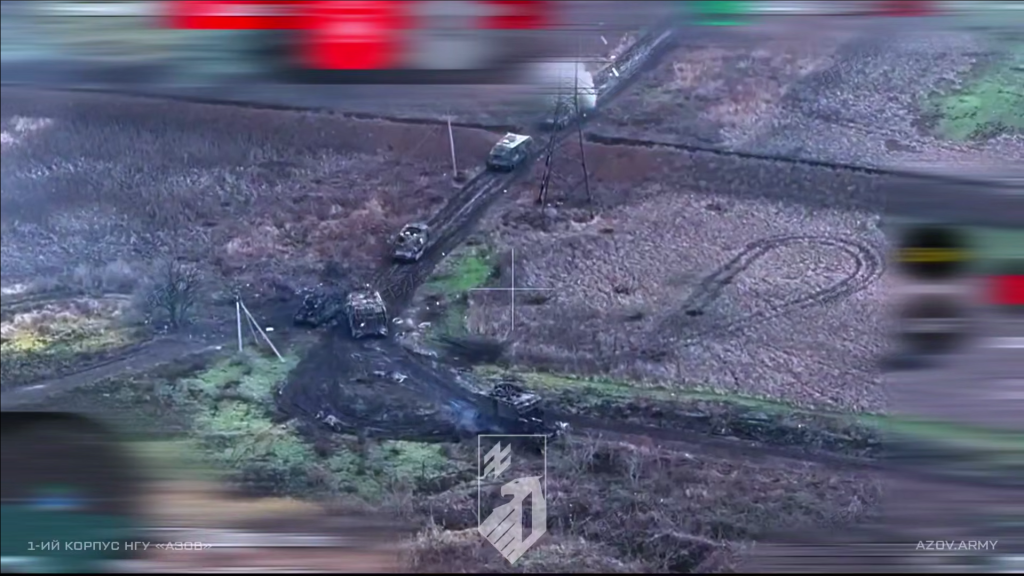 Одна з російських механізованих колон що були знищені в ході відбиття штурму. Стоп-кадр з відео 1 корпусу НГУ Азов