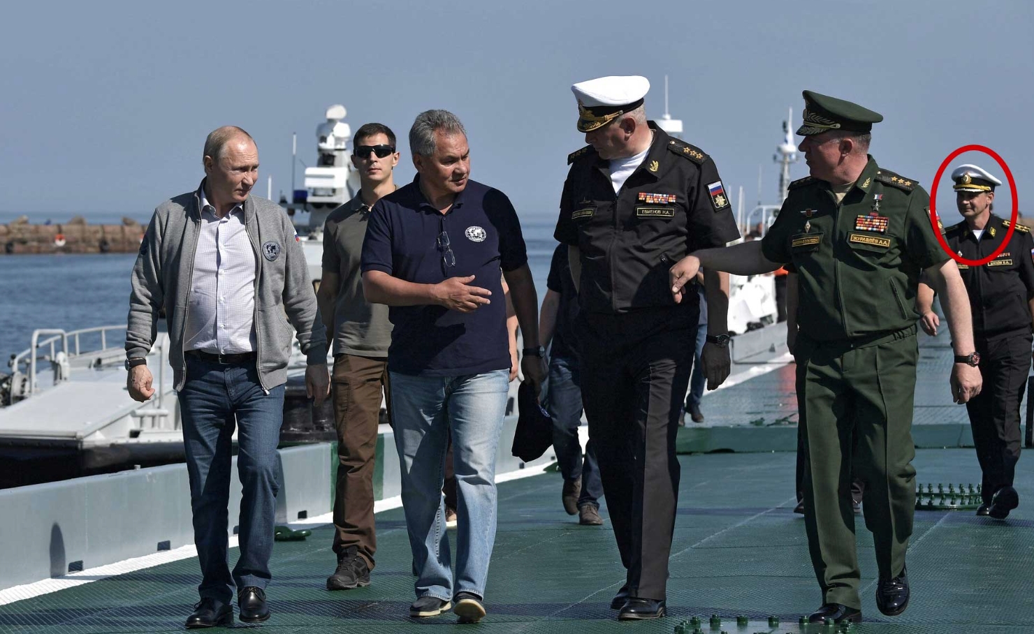Капітан першого рангу Євген Шихов (перший праворуч на задньому плані) супроводжує Путіна після огляду затонулого радянського підводного човна, липень 2019 року. Джерело: kremlin.ru