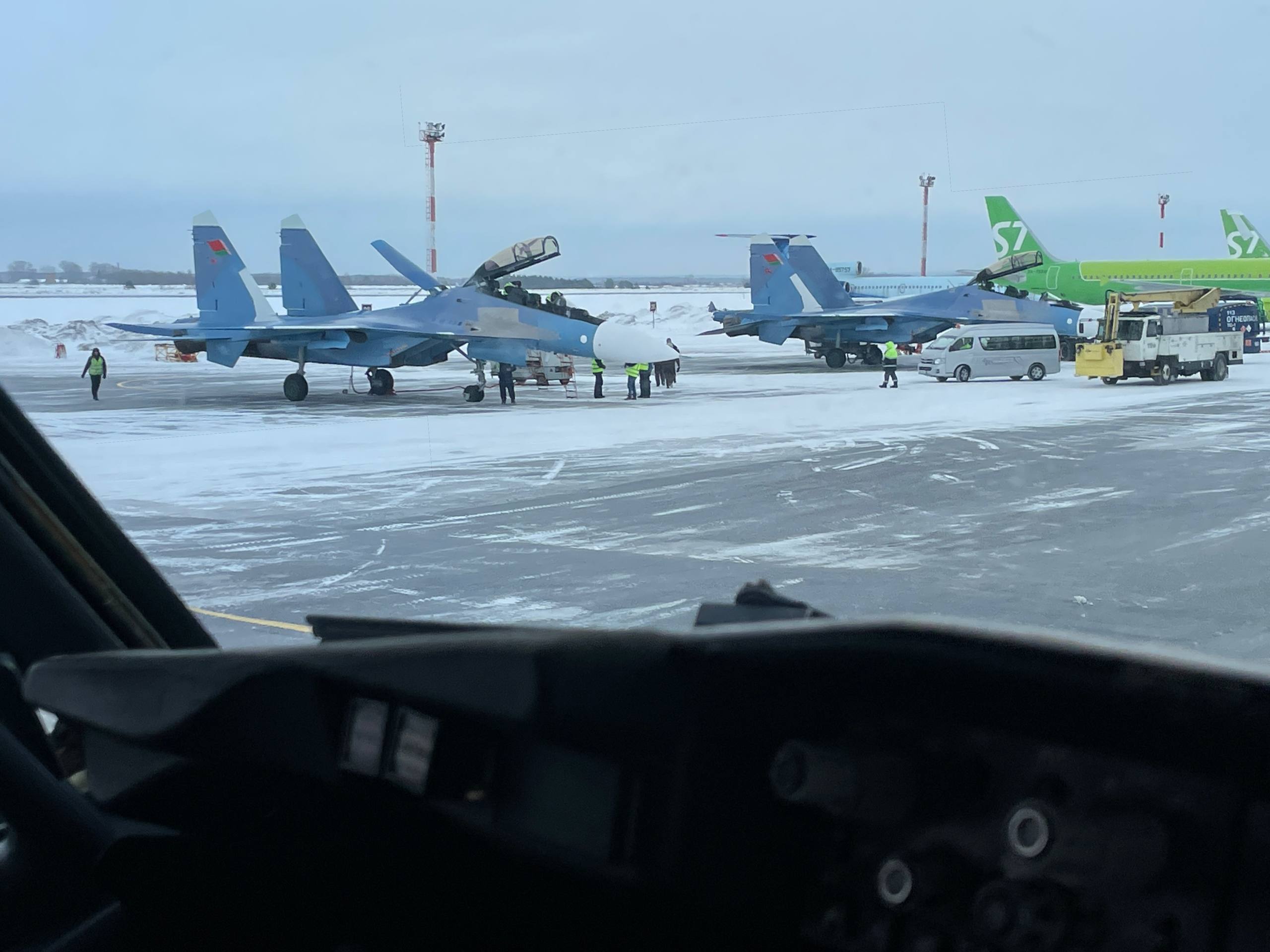 Два білоруські Су-30СМ2 перед передачею. Грудень 2025 року. Фото: Chkala_crew