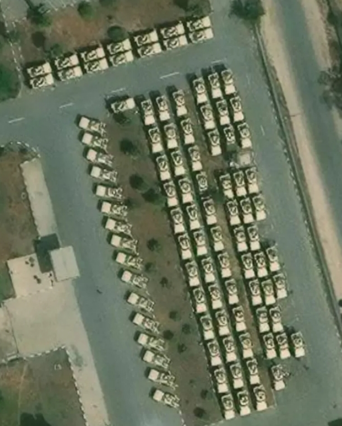 Супутниковий знімок з бронемашинами M-ATV в Марокко. 10 грудня 2025 року. Джерело: Semper Supra