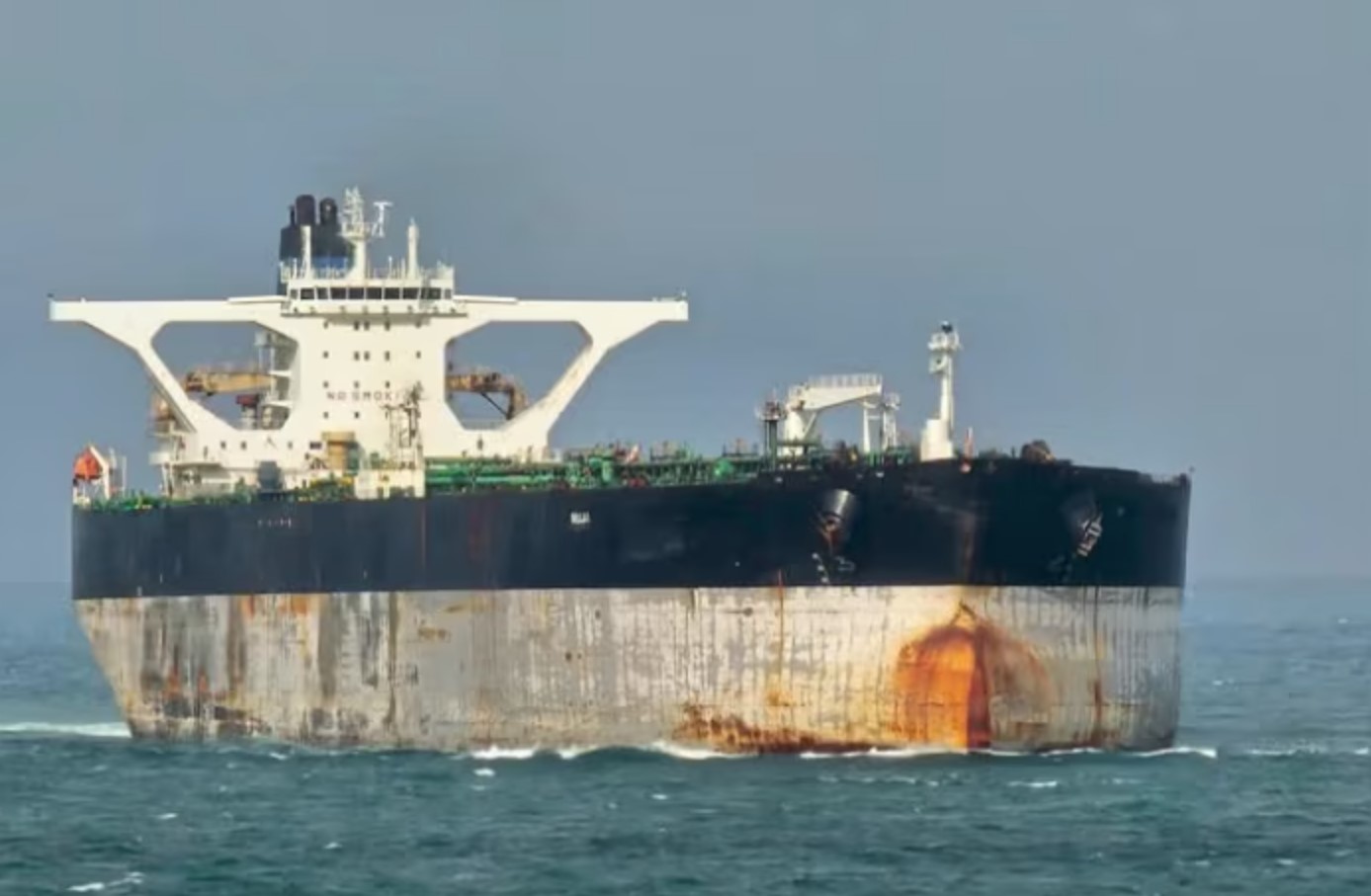 США призупинили захоплення нафтового танкера після появи на ньому прапора РФ