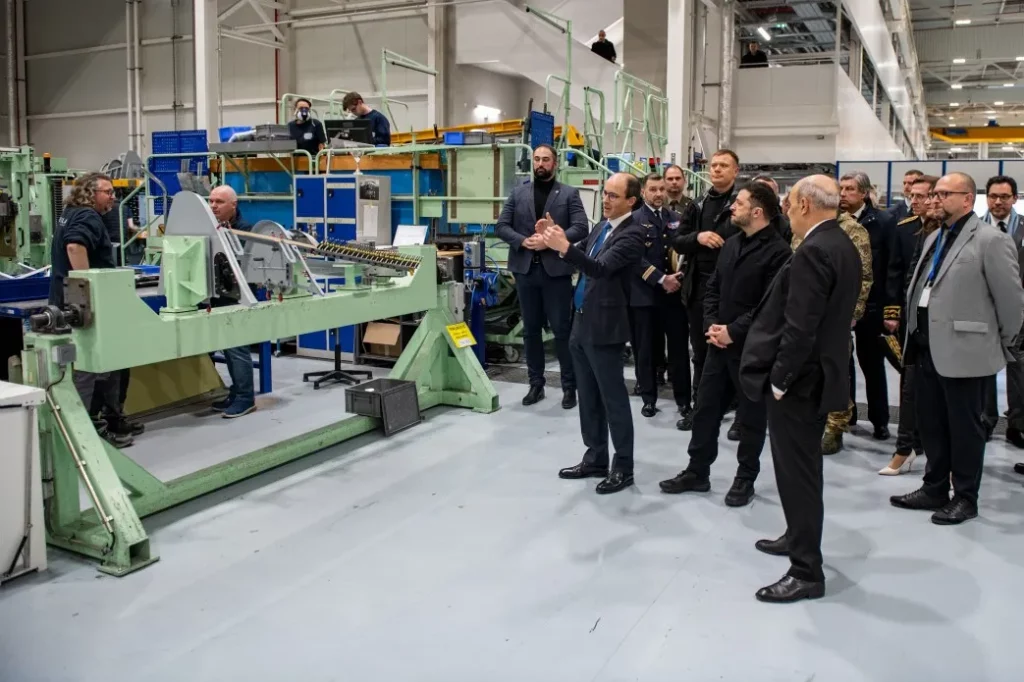 Українська делегація на виробничому майданчику компанії Dassault Aviation. Фото Офіс Президента України