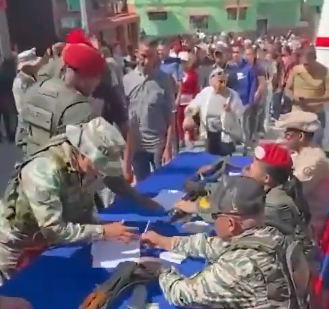 У Венесуелі почали роздавати гвинтівки цивільним