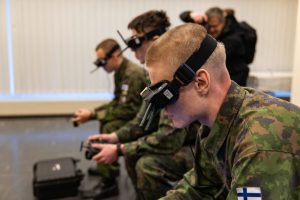 Фінляндія запроваджує обов’язкове навчання керуванню дронами для строковиків