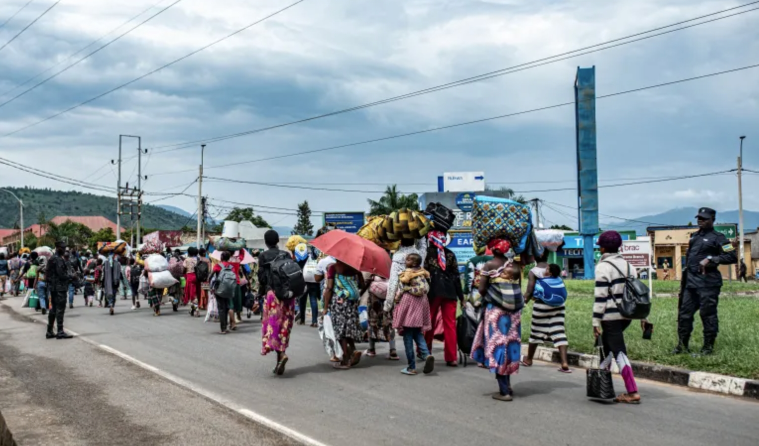 Руандійські солдати супроводжують групу переміщених осіб із Демократичної Республіки Конго в Буґарамі, коли вони прибувають до Руанди після втечі від інтенсивних обстрілів, 5 грудня 2025 року. Джерело: AFP