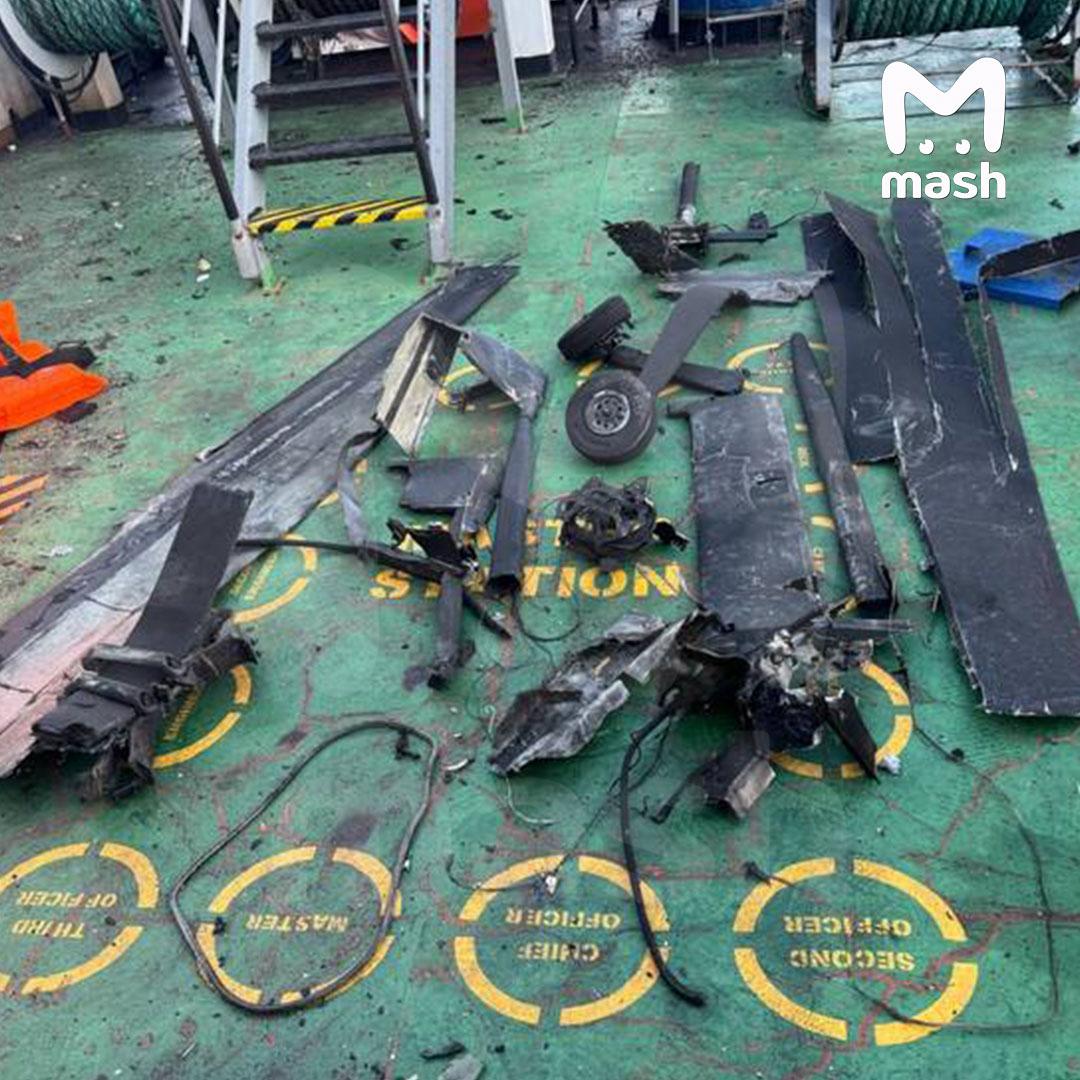 Уламки дрона, який атакував російський танкер MIDVOLGA 2 у Чорному морі. 2 грудня 2025 року. Фото: Mash