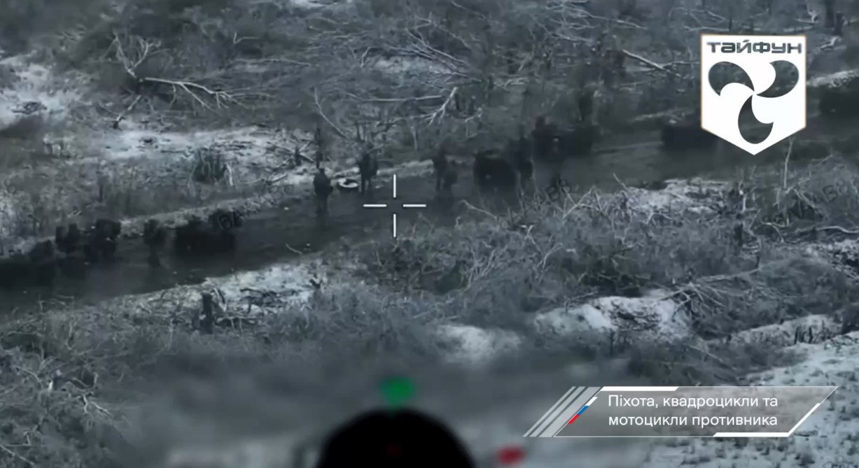 Російські штурмовики в камері українського дрона підрозділу "Тайфун". 10 грудня 2025 року. Джерело: Мілітарний