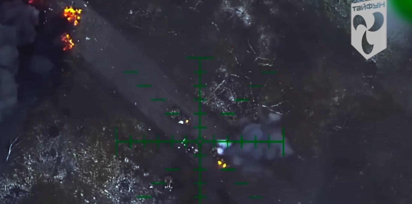 Дрон-бомбардувальник підрозділу "Тайфун" над розбитими окупантами. 10 грудня 2025 року. Джерело: Мілітарний