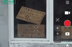 На Харківщині росіянин обставив будинок табличками з проханням взяти його у полон