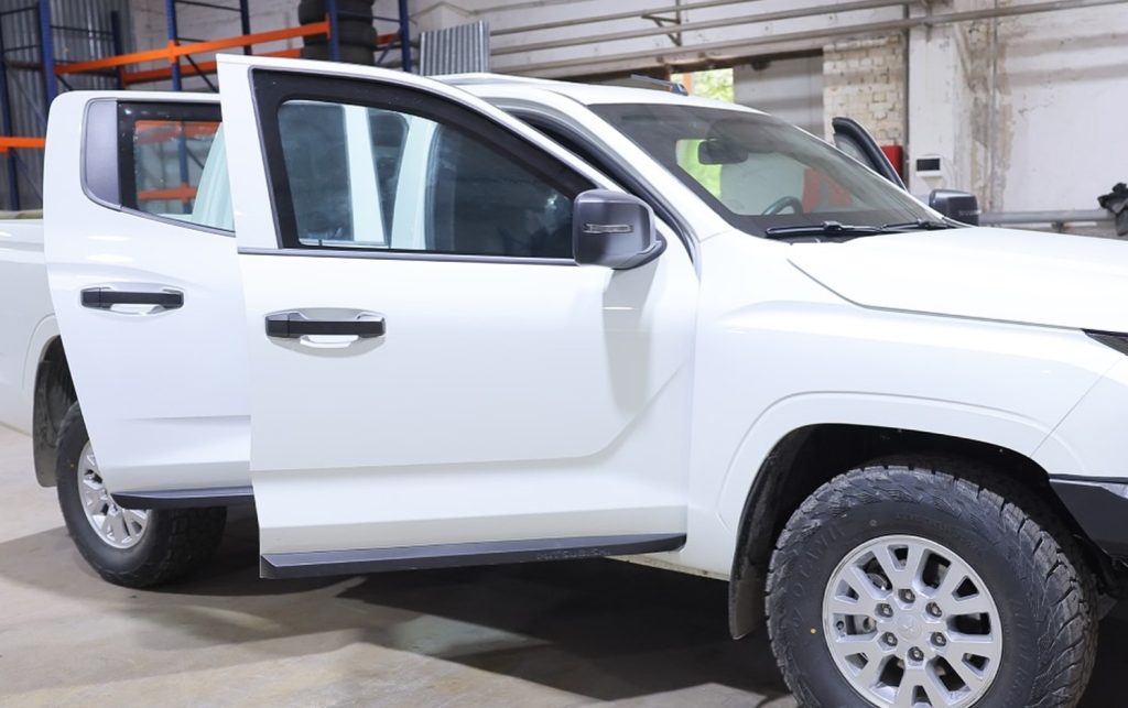 Робота над бронюванням позашляховика Mitsubishi L200 за проєктом UAT FOX на підприємстві UkrArmoTech
