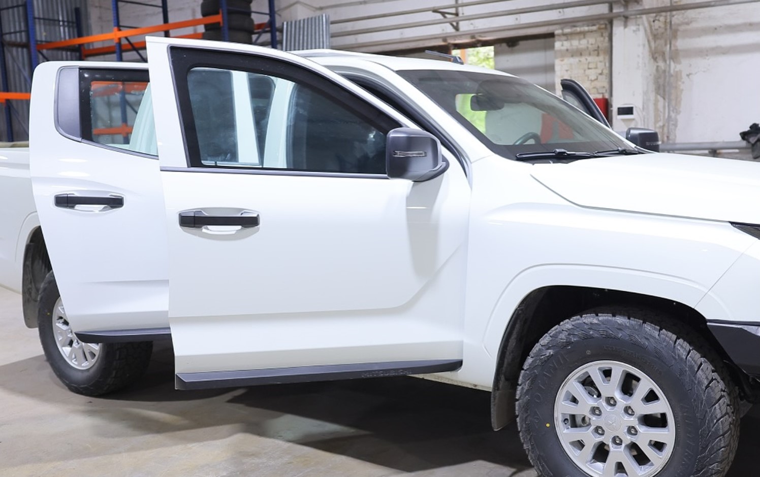 Робота над бронюванням позашляховика Mitsubishi L200 за проєктом UAT FOX на підприємстві UkrArmoTech