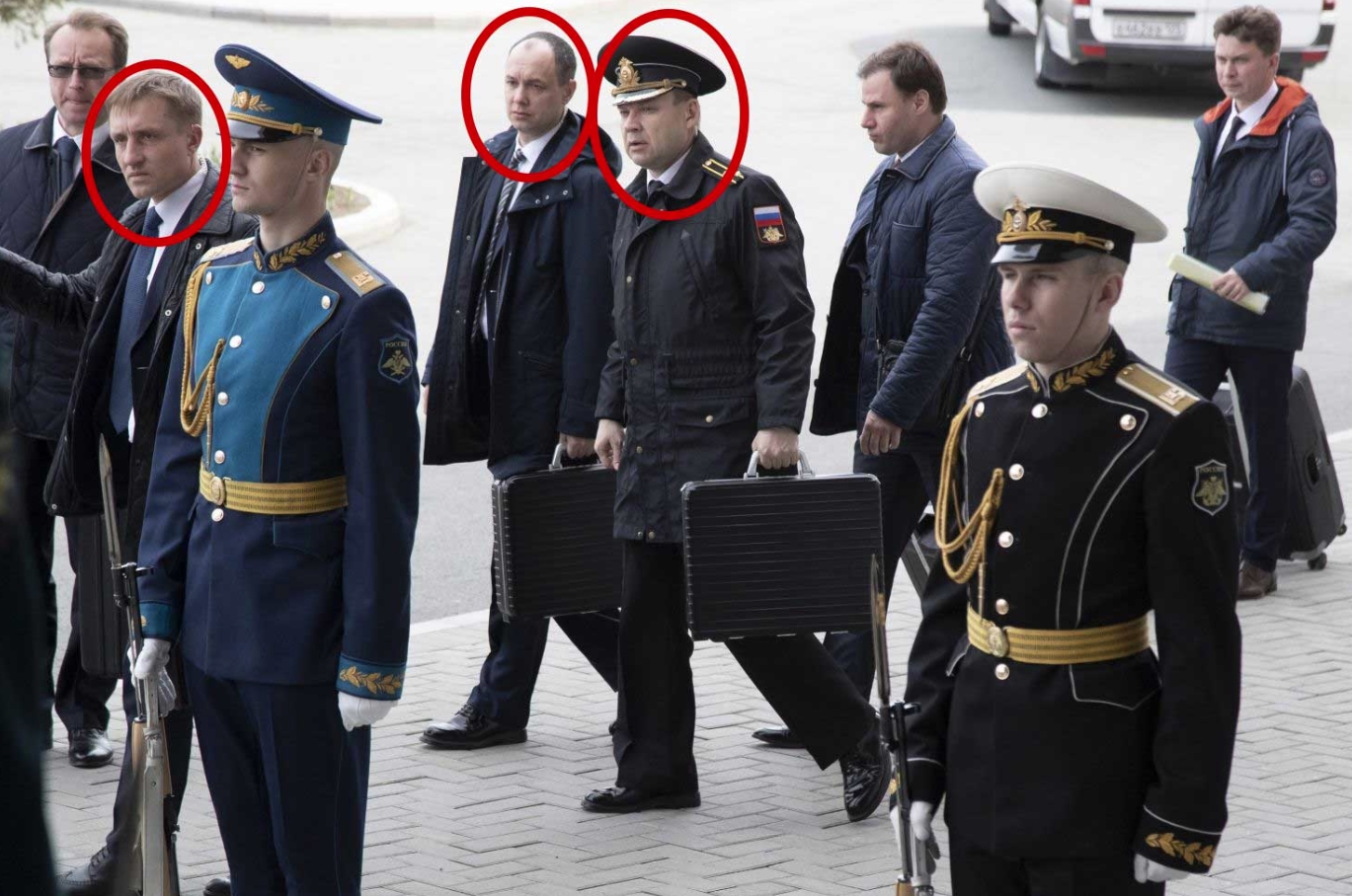 Капітан першого рангу Дмитро Шумейко (другий ліворуч) та полковники Сергій Ветошкін (четвертий ліворуч) і Олександр Щуцький (п’ятий ліворуч) з ядерними чемоданчиками під час переговорів Володимира Путіна та Кім Чен Ина на Далекому Сході, квітень 2019 року. Джерело: Associated Press.