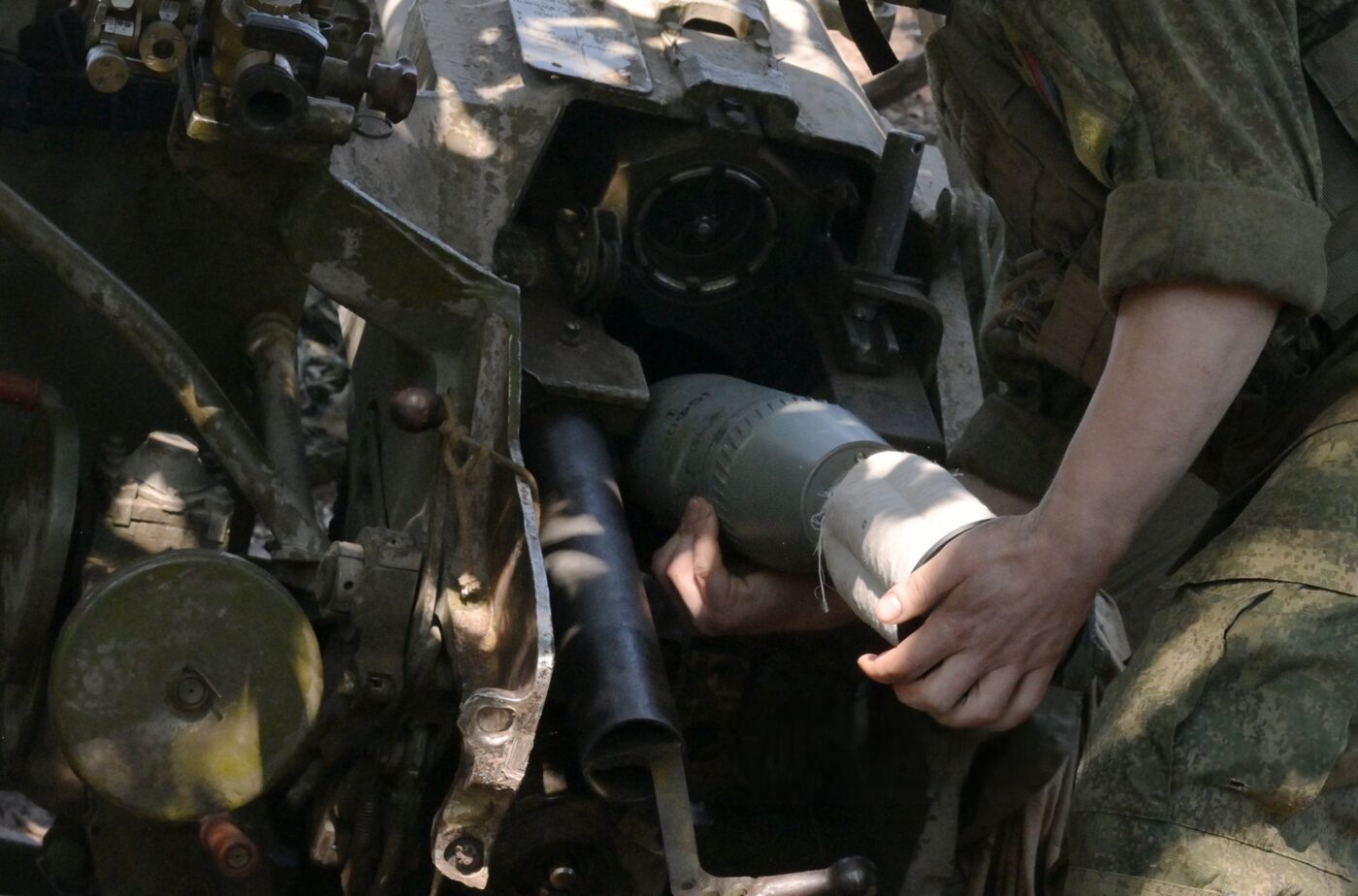 A Russian artilleryman loads a 3OF51 mine into a 2B16 Nona-K cannon, July 2025. Photo credits: Sputnik